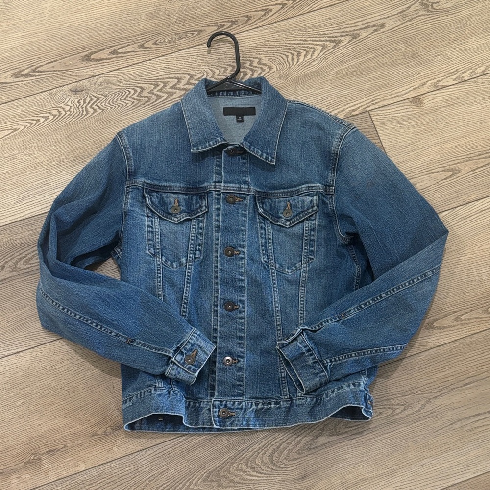 Uniqlo Jean Jacket in 99% cotton. Women's M. Excellent condition. Classic style!